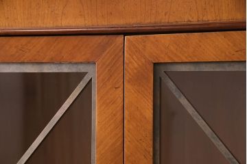 未使用品　IDC大塚家具　Baker(ベーカー社)　幾何学模様の扉がおしゃれなキャビネット(飾り棚、陳列棚、収納棚)(定価約74万円)(R-050350)