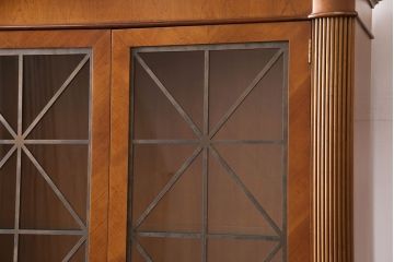 未使用品　IDC大塚家具　Baker(ベーカー社)　幾何学模様の扉がおしゃれなキャビネット(飾り棚、陳列棚、収納棚)(定価約74万円)(R-050350)