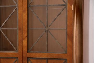 未使用品　IDC大塚家具　Baker(ベーカー社)　幾何学模様の扉がおしゃれなキャビネット(飾り棚、陳列棚、収納棚)(定価約74万円)(R-050350)