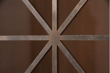 未使用品　IDC大塚家具　Baker(ベーカー社)　幾何学模様の扉がおしゃれなキャビネット(飾り棚、陳列棚、収納棚)(定価約74万円)(R-050350)