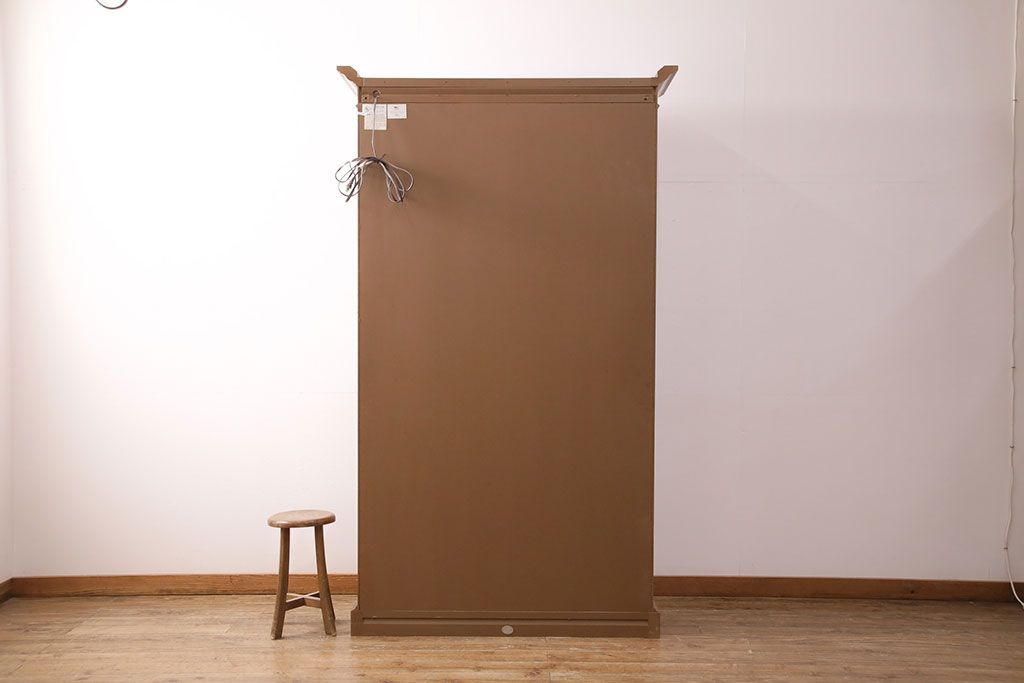 未使用品　IDC大塚家具　Baker(ベーカー社)　幾何学模様の扉がおしゃれなキャビネット(飾り棚、陳列棚、収納棚)(定価約74万円)(R-050350)