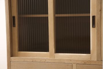 和製アンティーク　ストリップド(剥離)　ナラ材　静謐な雰囲気漂う食器棚(収納棚)(R-050351)
