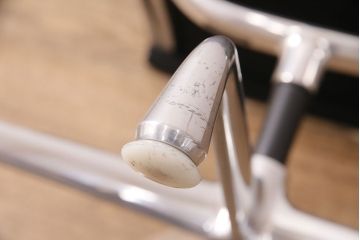 中古　美品　Hermanmiller(ハーマンミラー社)　イームズアルミナムグループ　サイドチェア(定価約19万円)(オフィスチェア、椅子)(R-050359)