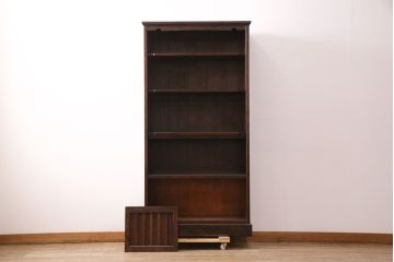 中古　北海道民芸家具　シンプルながらもクラシカルな雰囲気漂う本棚(ブックシェルフ、飾り棚、収納棚)(定価約22万円)(R-050364)