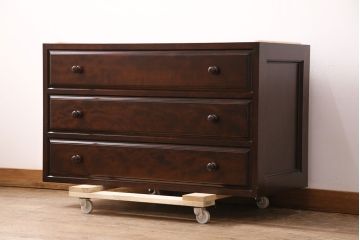 中古　美品　松本民芸家具　天板・脚(台輪)付きリメイク　シックな佇まいが魅力!落ち着きのある空間づくりにおすすめのローチェスト(サイドチェスト、引き出し)(R-050366)
