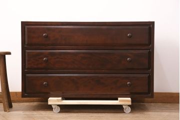 中古　美品　松本民芸家具　天板・脚(台輪)付きリメイク　シックな佇まいが魅力!落ち着きのある空間づくりにおすすめのローチェスト(サイドチェスト、引き出し)(R-050366)