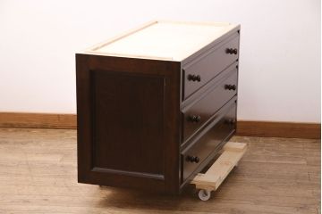 中古　美品　松本民芸家具　天板・脚(台輪)付きリメイク　シックな佇まいが魅力!落ち着きのある空間づくりにおすすめのローチェスト(サイドチェスト、引き出し)(R-050366)