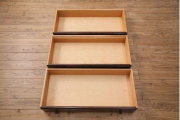 中古　美品　松本民芸家具　天板・脚(台輪)付きリメイク　シックな佇まいが魅力!落ち着きのある空間づくりにおすすめのローチェスト(サイドチェスト、引き出し)(R-050366)