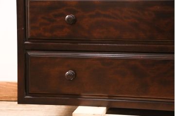 中古　美品　松本民芸家具　天板・脚(台輪)付きリメイク　シックな佇まいが魅力!落ち着きのある空間づくりにおすすめのローチェスト(サイドチェスト、引き出し)(R-050366)