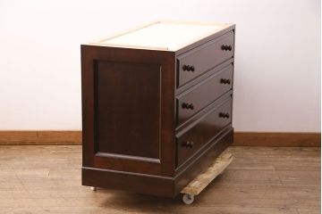 中古　美品　松本民芸家具　当店リメイク　シックな佇まいが魅力!落ち着きのある空間づくりにおすすめのローチェスト(サイドチェスト、引き出し)(R-050367)