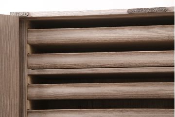 中古　栃木県　伝統工芸品　衣装盆付き・かくし付き　飾り金具の意匠と白い木肌が魅力的な大塚の桐箪笥(総桐箪笥、和タンス、衣装箪笥、着物箪笥、桐たんす)(定価約130万円)(R-050372)