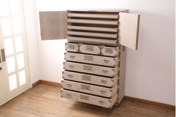 中古　栃木県　伝統工芸品　衣装盆付き・かくし付き　飾り金具の意匠と白い木肌が魅力的な大塚の桐箪笥(総桐箪笥、和タンス、衣装箪笥、着物箪笥、桐たんす)(定価約130万円)(R-050372)