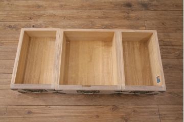 中古　栃木県　伝統工芸品　衣装盆付き・かくし付き　飾り金具の意匠と白い木肌が魅力的な大塚の桐箪笥(総桐箪笥、和タンス、衣装箪笥、着物箪笥、桐たんす)(定価約130万円)(R-050372)