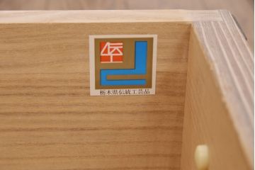 中古　栃木県　伝統工芸品　衣装盆付き・かくし付き　飾り金具の意匠と白い木肌が魅力的な大塚の桐箪笥(総桐箪笥、和タンス、衣装箪笥、着物箪笥、桐たんす)(定価約130万円)(R-050372)