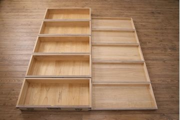 中古　栃木県　伝統工芸品　衣装盆付き・かくし付き　飾り金具の意匠と白い木肌が魅力的な大塚の桐箪笥(総桐箪笥、和タンス、衣装箪笥、着物箪笥、桐たんす)(定価約130万円)(R-050372)