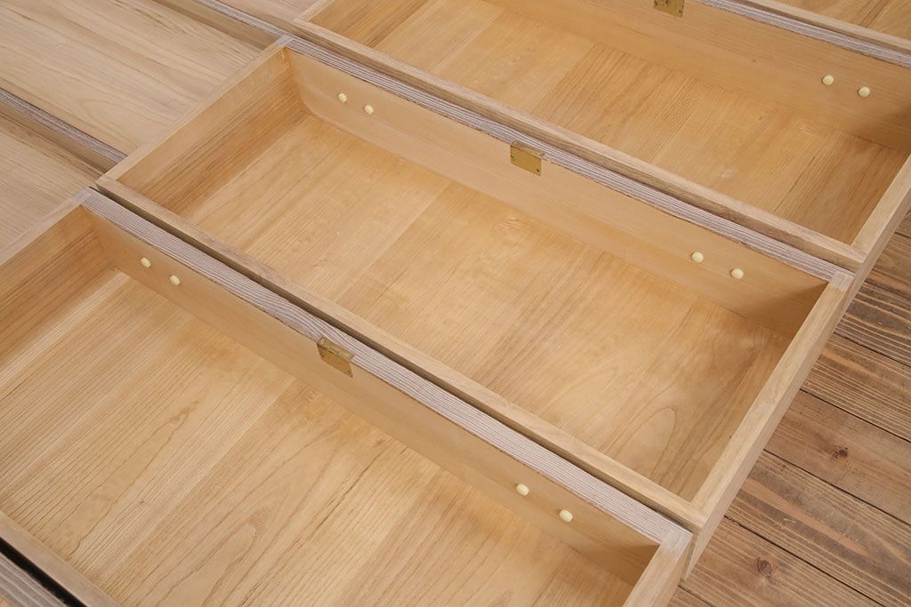 中古　栃木県　伝統工芸品　衣装盆付き・かくし付き　飾り金具の意匠と白い木肌が魅力的な大塚の桐箪笥(総桐箪笥、和タンス、衣装箪笥、着物箪笥、桐たんす)(定価約130万円)(R-050372)