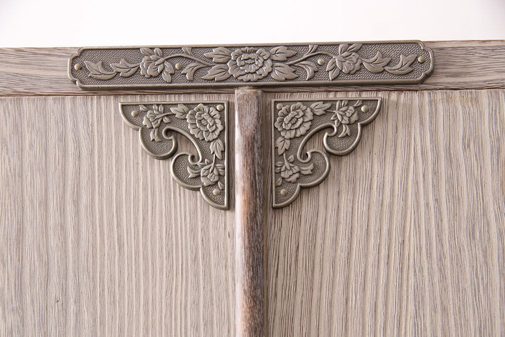 中古　栃木県　伝統工芸品　衣装盆付き・かくし付き　飾り金具の意匠と白い木肌が魅力的な大塚の桐箪笥(総桐箪笥、和タンス、衣装箪笥、着物箪笥、桐たんす)(定価約130万円)(R-050372)