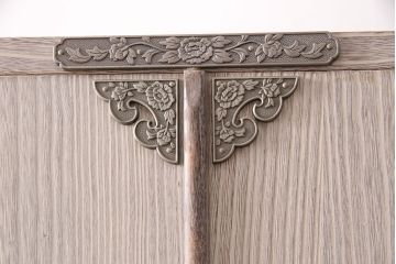 中古　栃木県　伝統工芸品　衣装盆付き・かくし付き　飾り金具の意匠と白い木肌が魅力的な大塚の桐箪笥(総桐箪笥、和タンス、衣装箪笥、着物箪笥、桐たんす)(定価約130万円)(R-050372)