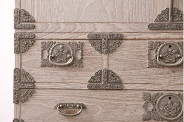 中古　栃木県　伝統工芸品　衣装盆付き・かくし付き　飾り金具の意匠と白い木肌が魅力的な大塚の桐箪笥(総桐箪笥、和タンス、衣装箪笥、着物箪笥、桐たんす)(定価約130万円)(R-050372)