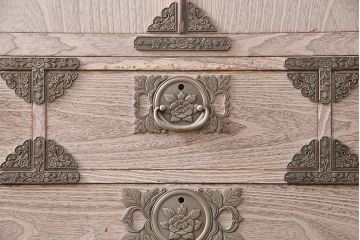 中古　栃木県　伝統工芸品　衣装盆付き・かくし付き　飾り金具の意匠と白い木肌が魅力的な大塚の桐箪笥(総桐箪笥、和タンス、衣装箪笥、着物箪笥、桐たんす)(定価約130万円)(R-050372)