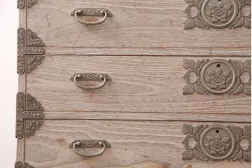 中古　栃木県　伝統工芸品　衣装盆付き・かくし付き　飾り金具の意匠と白い木肌が魅力的な大塚の桐箪笥(総桐箪笥、和タンス、衣装箪笥、着物箪笥、桐たんす)(定価約130万円)(R-050372)