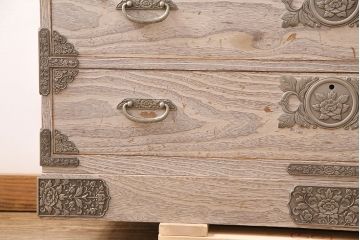 中古　栃木県　伝統工芸品　衣装盆付き・かくし付き　飾り金具の意匠と白い木肌が魅力的な大塚の桐箪笥(総桐箪笥、和タンス、衣装箪笥、着物箪笥、桐たんす)(定価約130万円)(R-050372)