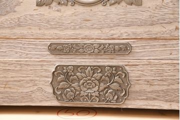 中古　栃木県　伝統工芸品　衣装盆付き・かくし付き　飾り金具の意匠と白い木肌が魅力的な大塚の桐箪笥(総桐箪笥、和タンス、衣装箪笥、着物箪笥、桐たんす)(定価約130万円)(R-050372)