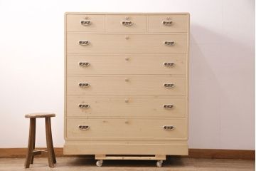 中古　国産　引手金具が可愛らしい、品のある佇まいが魅力の総桐箪笥(並厚、四方丸、桐たんす)(引き出し、チェスト、衣装箪笥、整理タンス、小抽タンス、小箪笥、桐たんす)(R-050373)