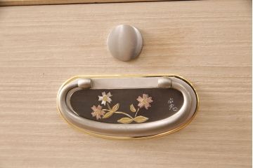 中古　国産　引手金具が可愛らしい、品のある佇まいが魅力の総桐箪笥(並厚、四方丸、桐たんす)(引き出し、チェスト、衣装箪笥、整理タンス、小抽タンス、小箪笥、桐たんす)(R-050373)