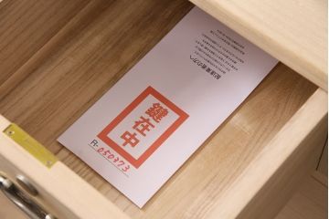 中古　国産　引手金具が可愛らしい、品のある佇まいが魅力の総桐箪笥(並厚、四方丸、桐たんす)(引き出し、チェスト、衣装箪笥、整理タンス、小抽タンス、小箪笥、桐たんす)(R-050373)