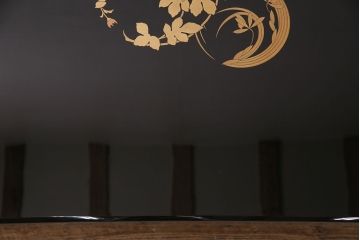 中古　美品　輪島塗り　草花の絵が上品に施された座卓(ローテーブル)(R-050378)
