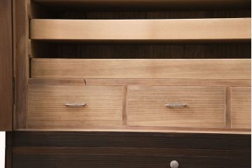 中古　美品　伝統工芸士・石川鬼千作　衣装盆付き・かくし付き　品の良さを感じさせる加茂総桐箪笥(並厚、四方丸)(総桐たんす、総桐箪笥、和タンス、衣装箪笥、着物箪笥)(R-050381)