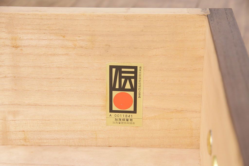 中古　美品　伝統工芸士・石川鬼千作　衣装盆付き・かくし付き　品の良さを感じさせる加茂総桐箪笥(並厚、四方丸)(総桐たんす、総桐箪笥、和タンス、衣装箪笥、着物箪笥)(R-050381)