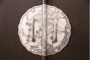 中古　美品　伝統工芸士・石川鬼千作　衣装盆付き・かくし付き　品の良さを感じさせる加茂総桐箪笥(並厚、四方丸)(総桐たんす、総桐箪笥、和タンス、衣装箪笥、着物箪笥)(R-050381)