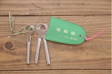 中古　美品　伝統工芸士・石川鬼千作　衣装盆付き・かくし付き　品の良さを感じさせる加茂総桐箪笥(並厚、四方丸)(総桐たんす、総桐箪笥、和タンス、衣装箪笥、着物箪笥)(R-050381)