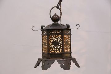 アンティーク照明　高級品　繊細な透かしが目を引く銅製の吊り灯篭(吊り灯籠、吊り下げ照明、天井照明)(R-050389)