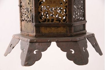 アンティーク照明　高級品　繊細な透かしが目を引く銅製の吊り灯篭(吊り灯籠、吊り下げ照明、天井照明)(R-050389)