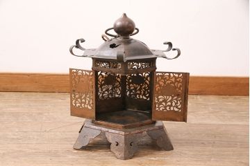 アンティーク照明　高級品　繊細な透かしが目を引く銅製の吊り灯篭(吊り灯籠、吊り下げ照明、天井照明)(R-050389)