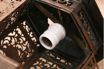 アンティーク照明　高級品　繊細な透かしが目を引く銅製の吊り灯篭(吊り灯籠、吊り下げ照明、天井照明)(R-050389)