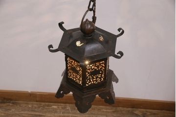 アンティーク照明　高級品　繊細な透かしが目を引く銅製の吊り灯篭(吊り灯籠、吊り下げ照明、天井照明)(R-050389)