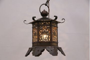 アンティーク照明　高級品　繊細な透かしが目を引く銅製の吊り灯篭(吊り灯籠、吊り下げ照明、天井照明)(R-050389)