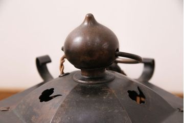 アンティーク照明　高級品　繊細な透かしが目を引く銅製の吊り灯篭(吊り灯籠、吊り下げ照明、天井照明)(R-050389)