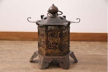 アンティーク照明　高級品　繊細な透かしが目を引く銅製の吊り灯篭(吊り灯籠、吊り下げ照明、天井照明)(R-050389)