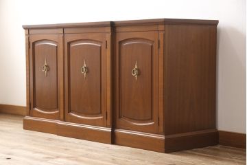 中古　美品　DREXEL HERITAGE(ドレクセルヘリテイジ)　Triune(トライユン)　クラシカルな佇まいのサイドボード(キャビネット、リビングボード)(定価約54万円)(R-050390)