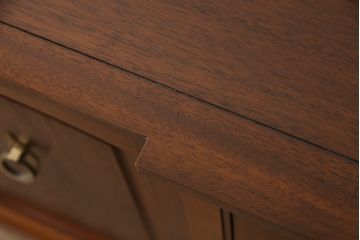 中古　美品　DREXEL HERITAGE(ドレクセルヘリテイジ)　Triune(トライユン)　クラシカルな佇まいのサイドボード(キャビネット、リビングボード)(定価約54万円)(R-050390)