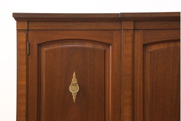 中古　美品　DREXEL HERITAGE(ドレクセルヘリテイジ)　Triune(トライユン)　クラシカルな佇まいのサイドボード(キャビネット、リビングボード)(定価約54万円)(R-050390)