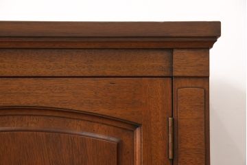 中古　美品　DREXEL HERITAGE(ドレクセルヘリテイジ)　Triune(トライユン)　クラシカルな佇まいのサイドボード(キャビネット、リビングボード)(定価約54万円)(R-050390)