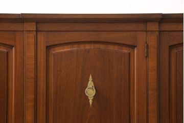 中古　美品　DREXEL HERITAGE(ドレクセルヘリテイジ)　Triune(トライユン)　クラシカルな佇まいのサイドボード(キャビネット、リビングボード)(定価約54万円)(R-050390)