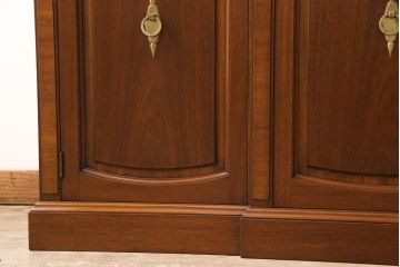 中古　美品　DREXEL HERITAGE(ドレクセルヘリテイジ)　Triune(トライユン)　クラシカルな佇まいのサイドボード(キャビネット、リビングボード)(定価約54万円)(R-050390)
