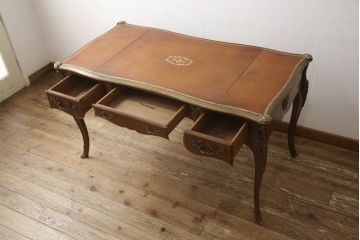 フランスアンティーク　高級品!　チーク材　真鍮の装飾が目を惹くレザートップテーブル(ワークデスク、在宅ワーク、在宅用)(R-050401)